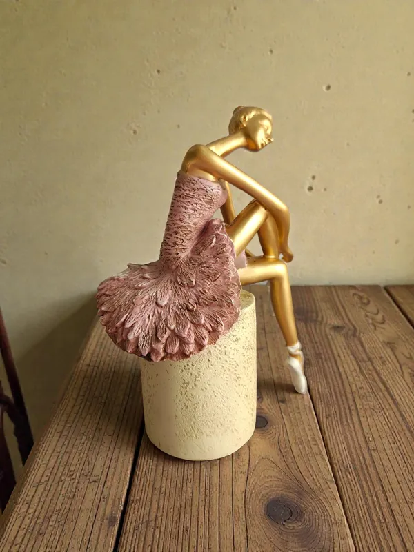 Pink_Sitting_Lady