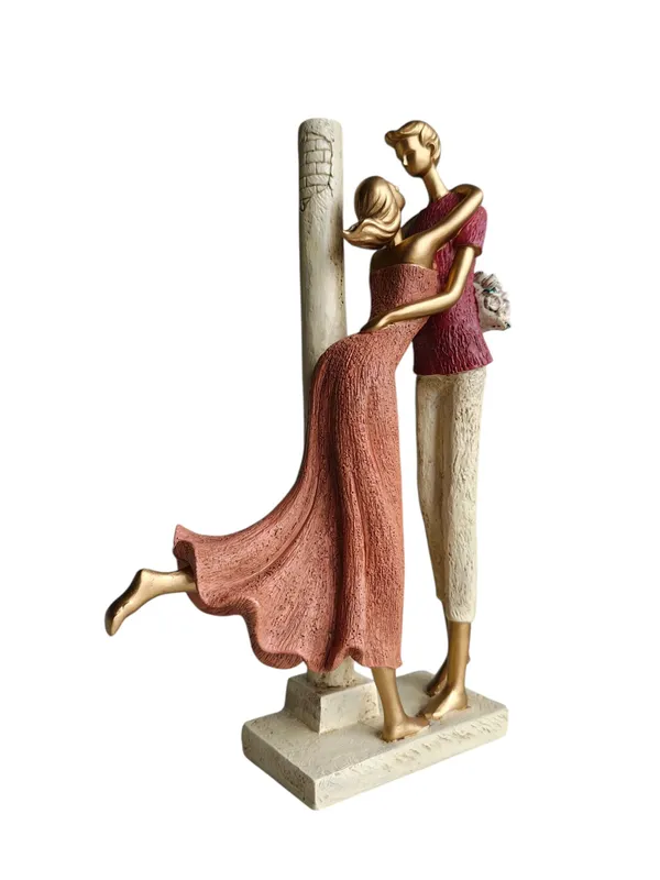 The_Maroon_Couple_Figurine_-_"Eternal_Embrace