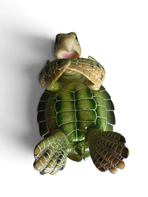 Tipsy_Turtle_-_Happy_Green_Sea_Turtle_Bottle_Holder