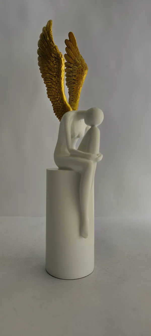 Angel_With_Golden_Wings