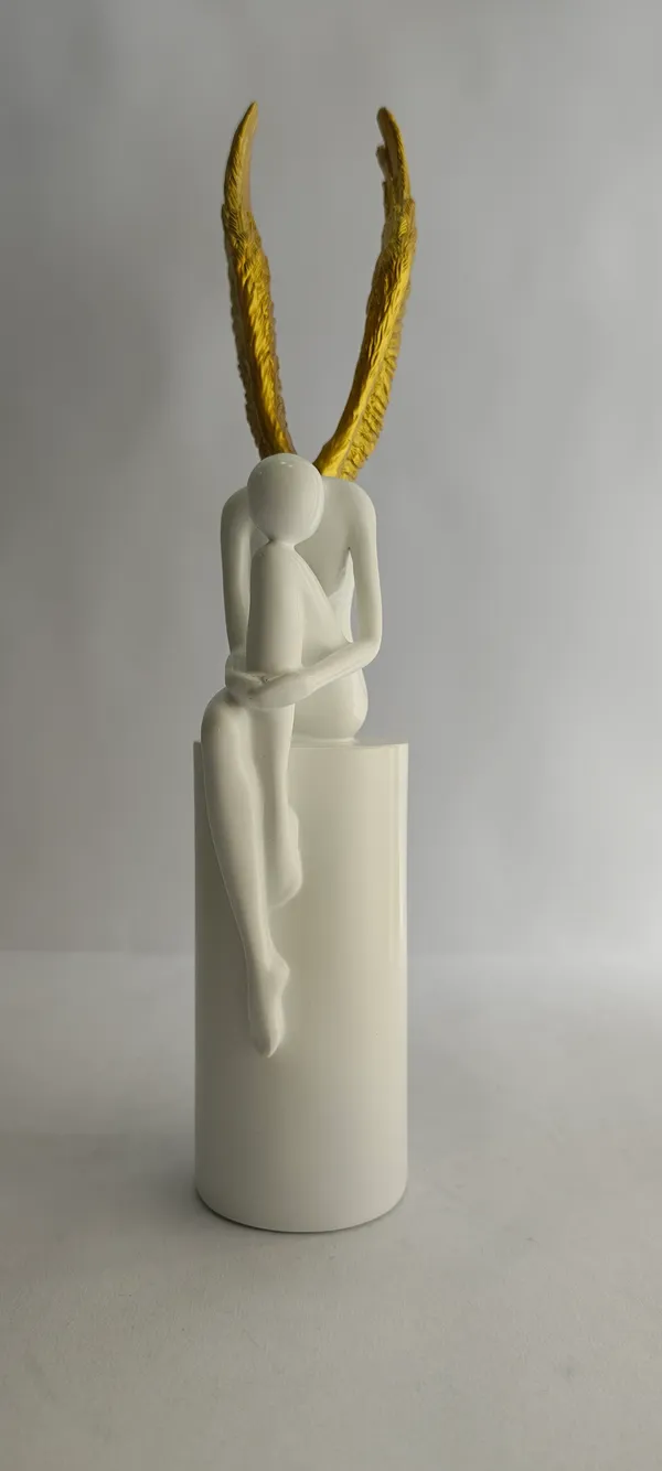 Angel_With_Golden_Wings