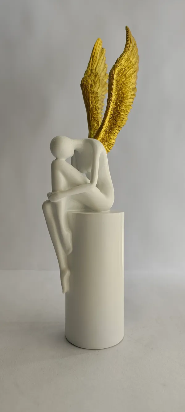 Angel_With_Golden_Wings