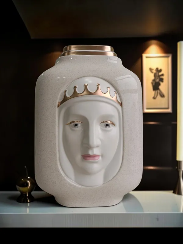 Royal_Face_Ceramic_Vase_with_Crown_Design