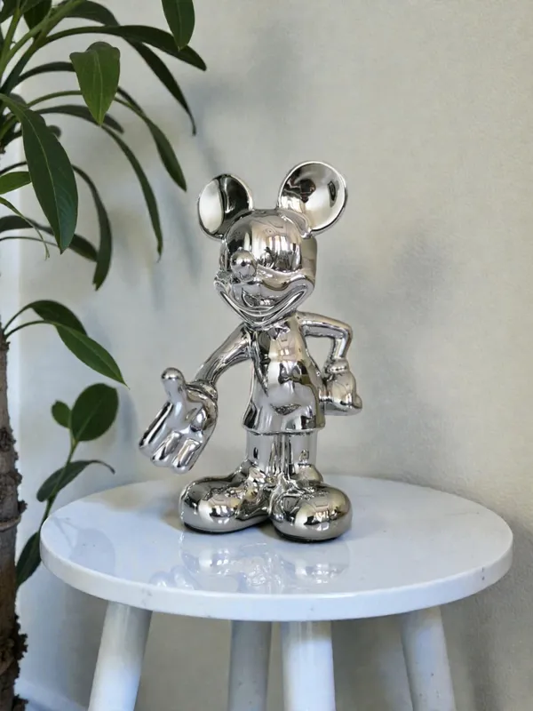 Silver_Hand_Shake_Mickey