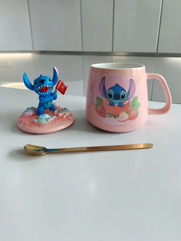 Stitch_3D-_Mug_&_Lid_Set_-_Cheer_Flag_Strawberry_Edition