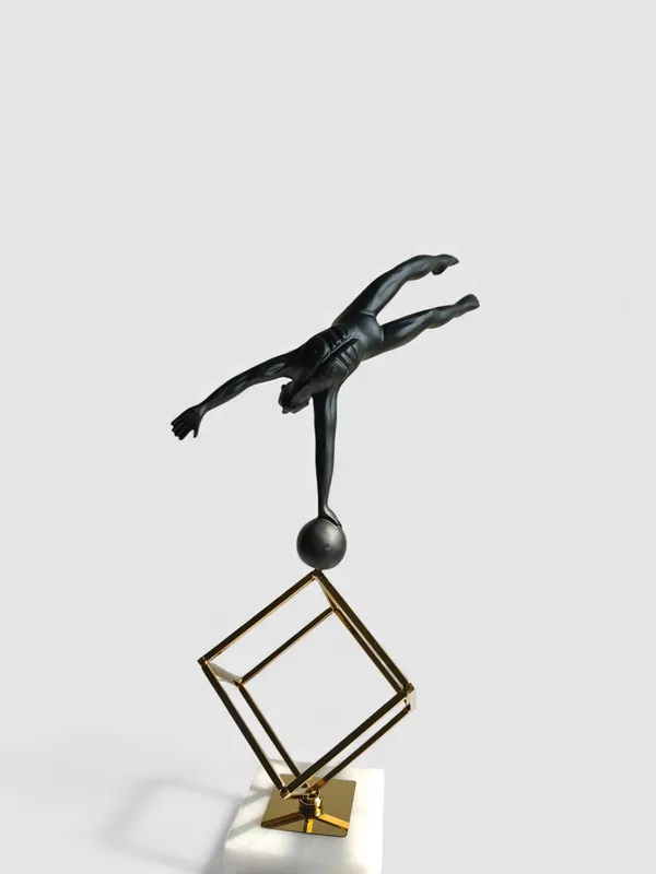 Balancing_Acrobat_Sculpture