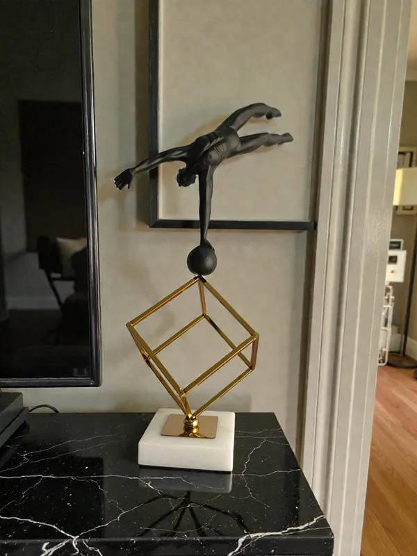 Balancing_Acrobat_Sculpture