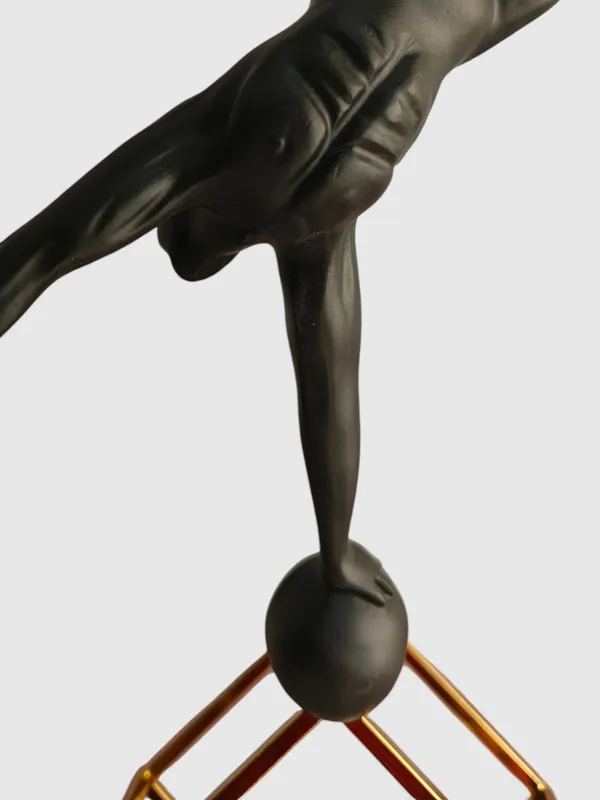 Balancing_Acrobat_Sculpture