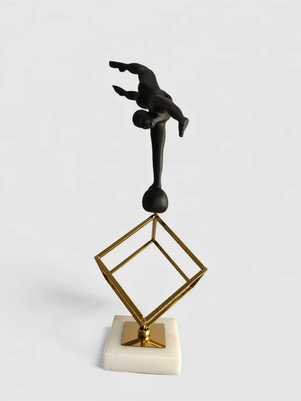 Balancing_Acrobat_Sculpture