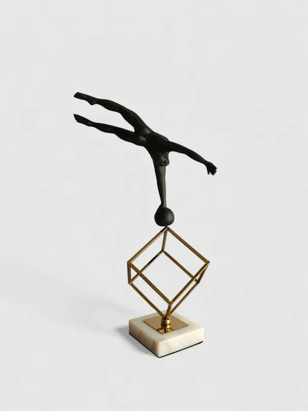 Balancing_Acrobat_Sculpture
