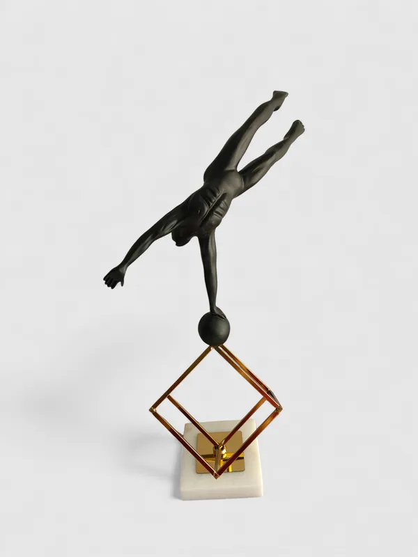 Balancing_Acrobat_Sculpture
