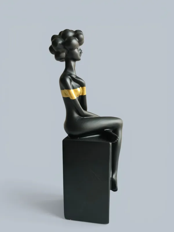 Black_Bubble_Hair_Sitting_Lady