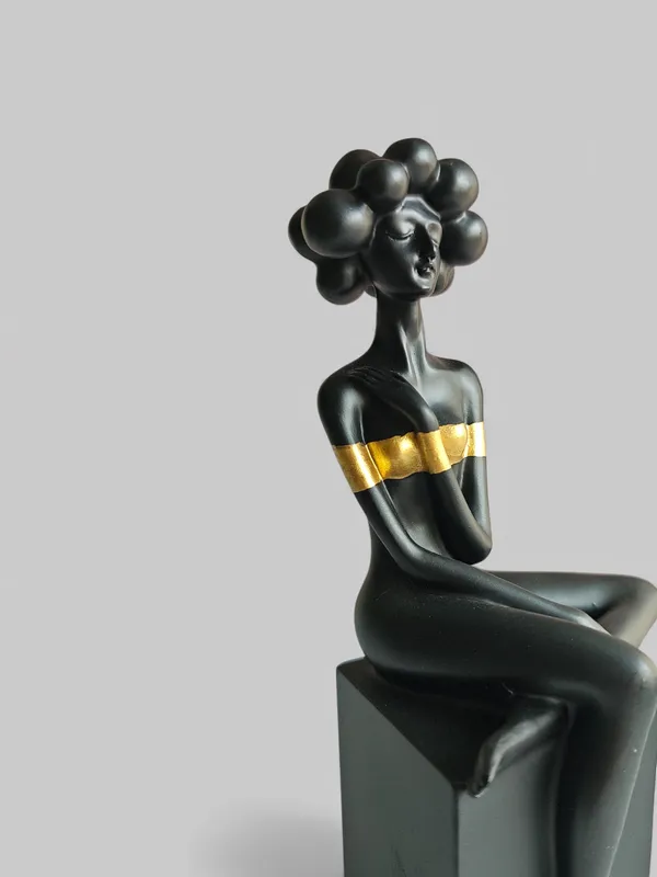 Black_Bubble_Hair_Sitting_Lady
