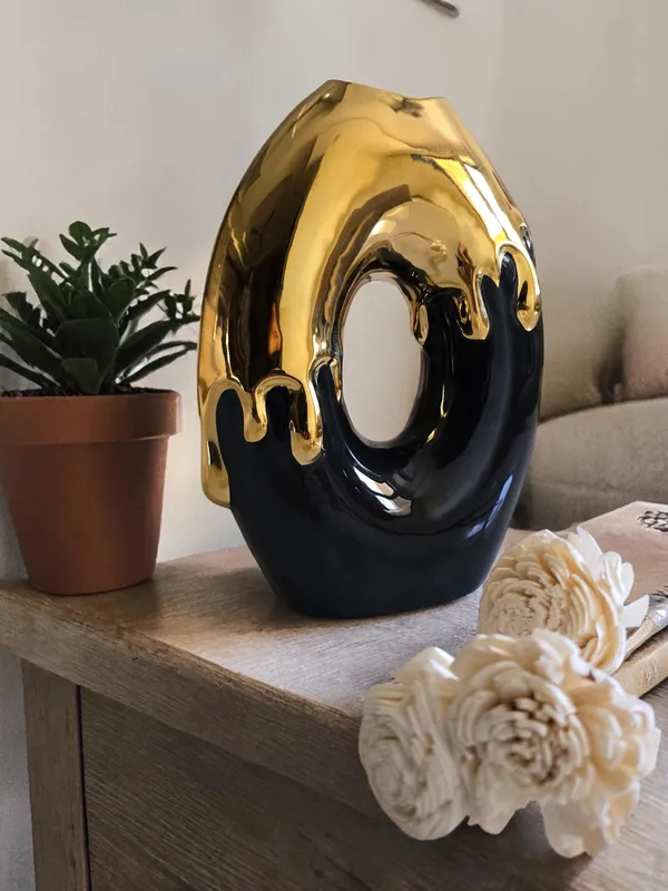 Black_&_Golden_Ceramic_Premium_Melting_Gold_Vase