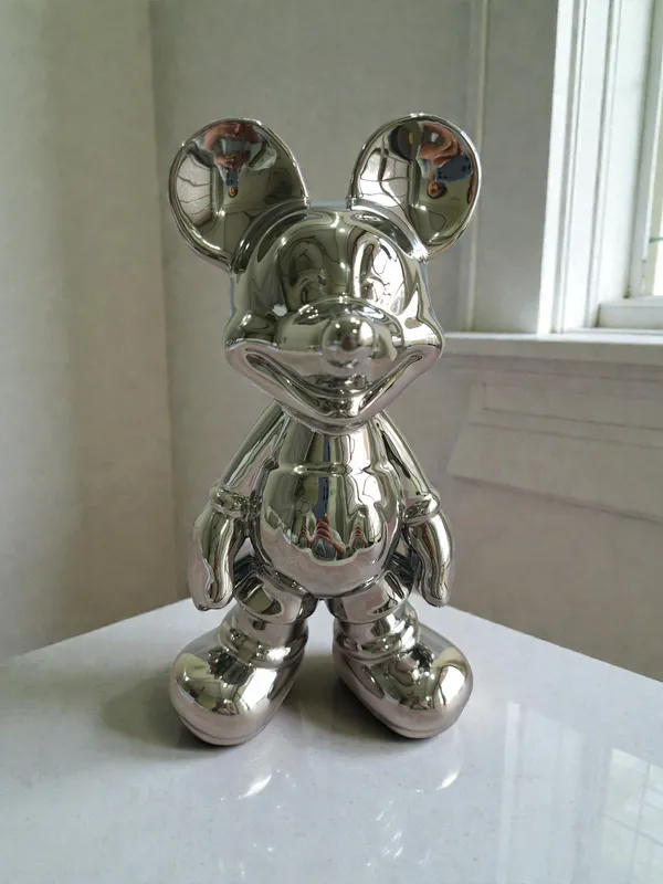 Standing_Silver_Mickey
