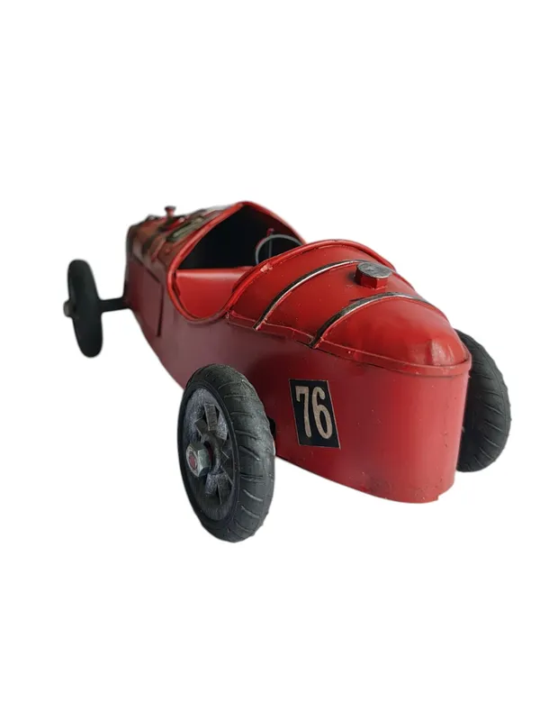 Red_Vintage_Metal_Car_Showpiece