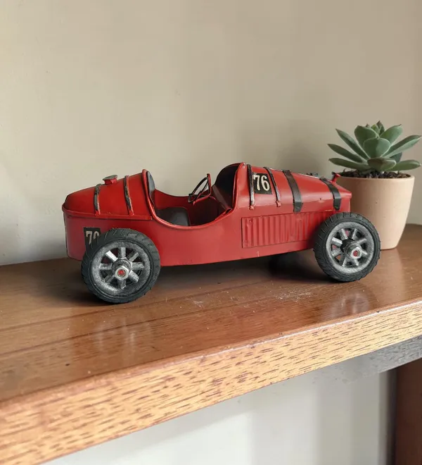 Red_Vintage_Metal_Car_Showpiece