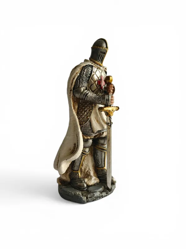 Standing_Knight