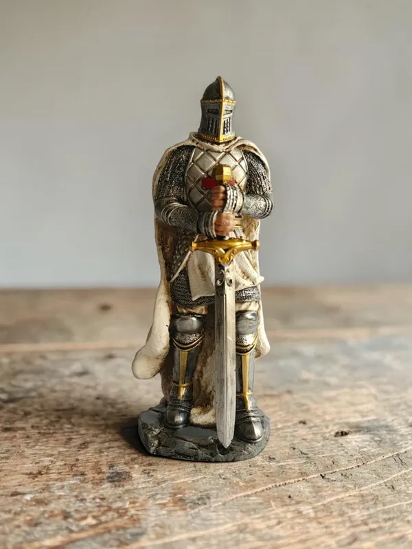 Standing_Knight