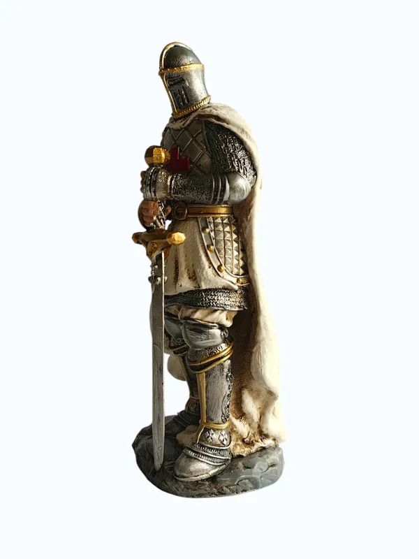 Standing_Knight