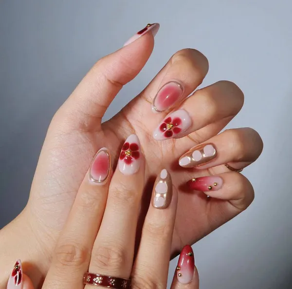 GLOW_RED_NAILS