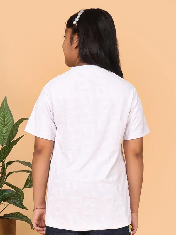 White_Casual_Embossed_Pattern_T-Shirt_With_Short_Sleeves_For_Girls