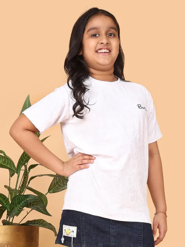 White_Casual_Embossed_Pattern_T-Shirt_With_Short_Sleeves_For_Girls