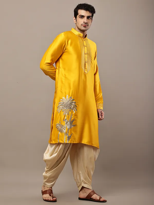 Yellow_Embroidered_Kurta_with_Contrast_Threadwork_&_Decorative_Motif_For_Men