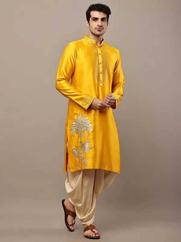 Yellow_Embroidered_Kurta_with_Contrast_Threadwork_&_Decorative_Motif_For_Men