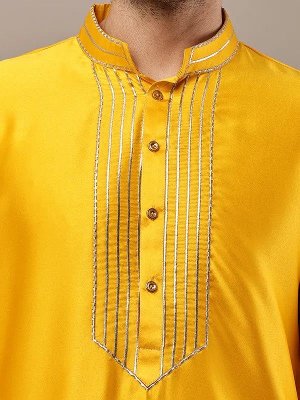 Yellow_Embroidered_Kurta_with_Contrast_Threadwork_&_Decorative_Motif_For_Men