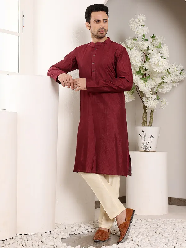 Maroon_Straight_Viscose_Silk_Textured_Effect_Kurta_For_Men