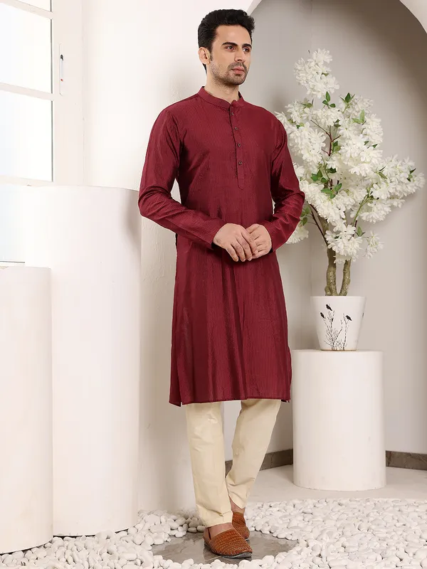 Maroon_Straight_Viscose_Silk_Textured_Effect_Kurta_For_Men