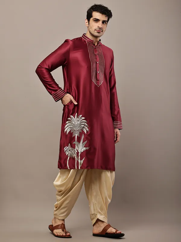 Maroon_Embroidered_Kurta_with_Contrast_Threadwork_&_Decorative_Motif_For_Men