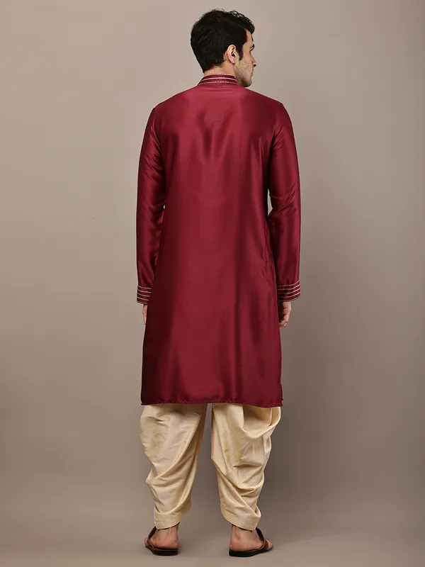 Maroon_Embroidered_Kurta_with_Contrast_Threadwork_&_Decorative_Motif_For_Men