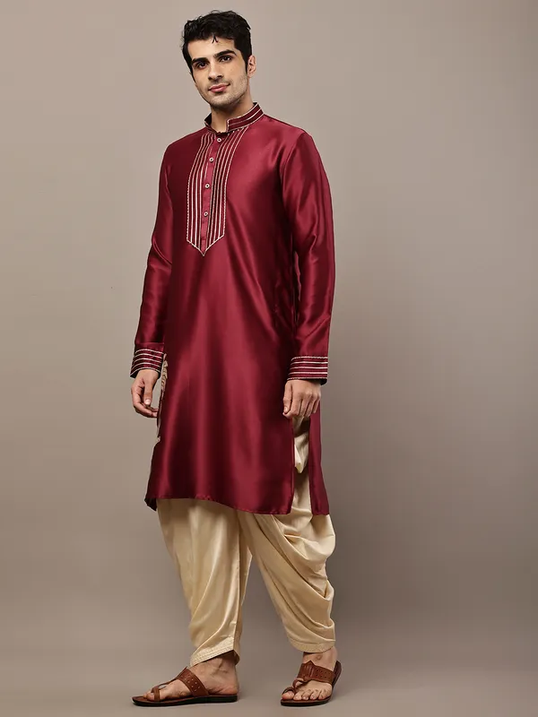 Maroon_Embroidered_Kurta_with_Contrast_Threadwork_&_Decorative_Motif_For_Men