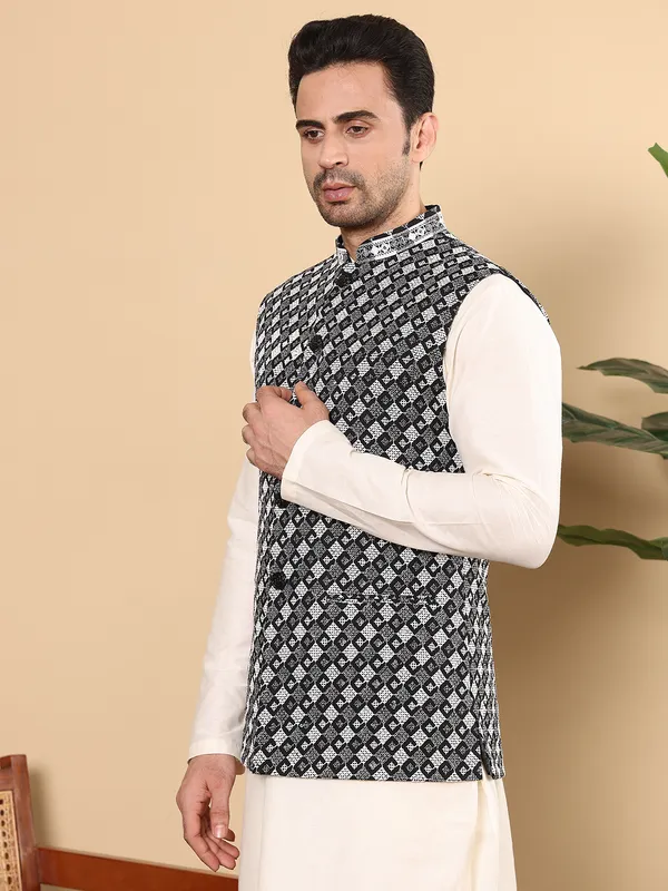Men's_Black_and_White_Embroidered_Nehru_Jacket