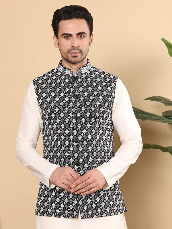 Men's_Black_and_White_Embroidered_Nehru_Jacket