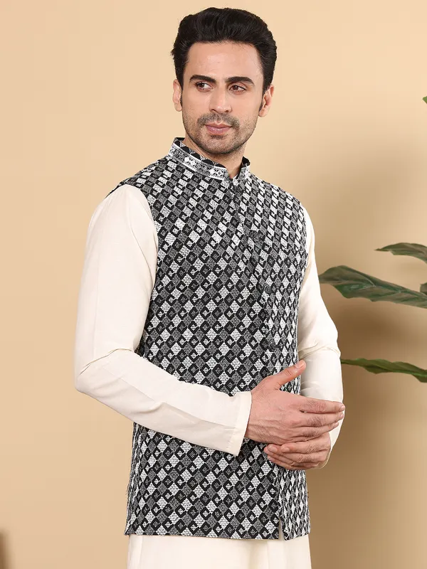 Men's_Black_and_White_Embroidered_Nehru_Jacket