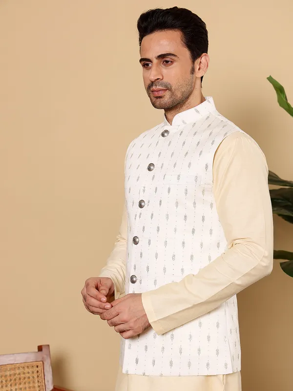 Men's_White_Embroidered_Nehru_Jacket