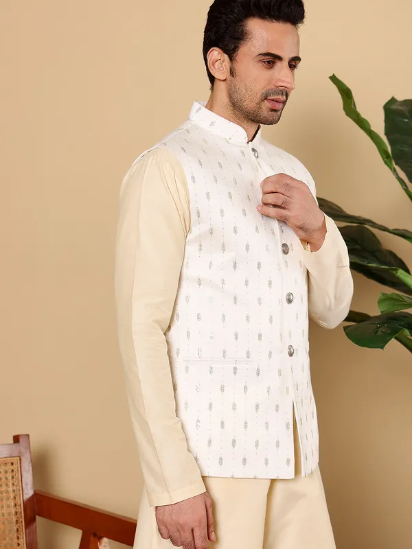 Men's_White_Embroidered_Nehru_Jacket