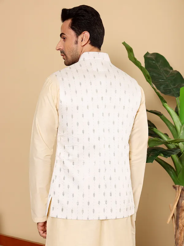 Men's_White_Embroidered_Nehru_Jacket