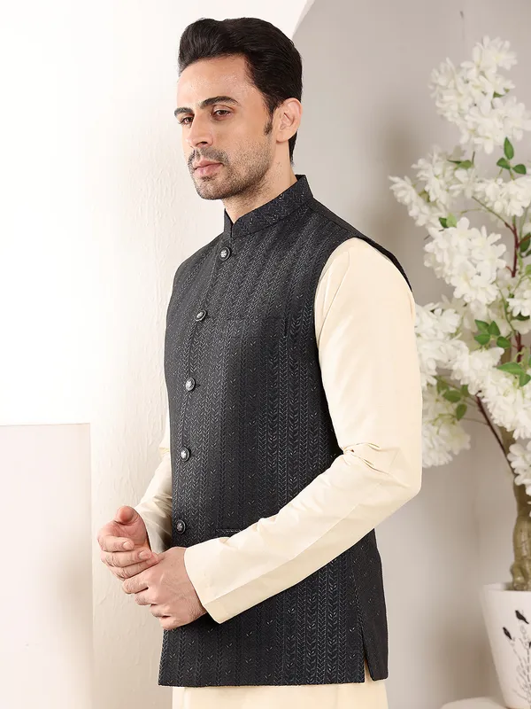 Men's_Black_Embroidered_Nehru_Jacket