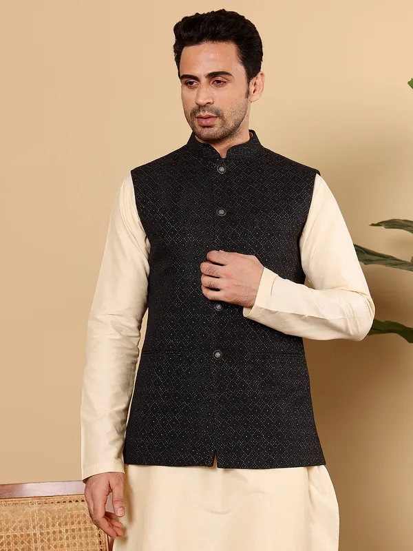 Men's_Black_Embroidered_Nehru_Jacket