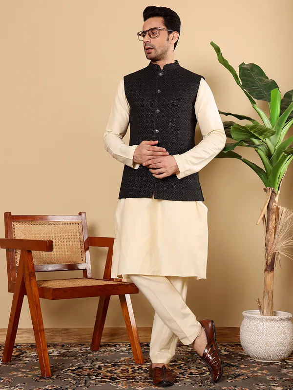 Men's_Black_Embroidered_Nehru_Jacket