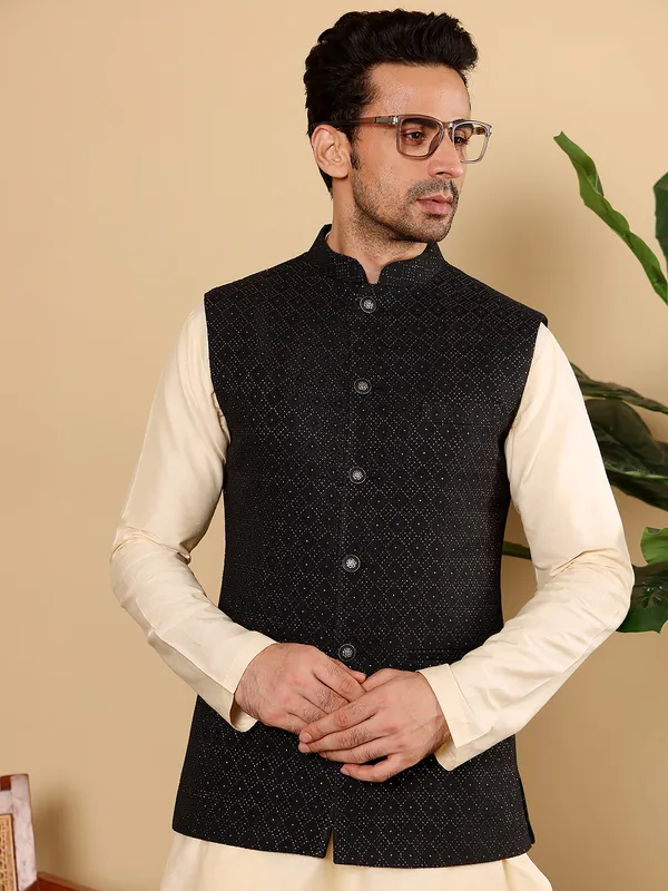 Men's_Black_Embroidered_Nehru_Jacket