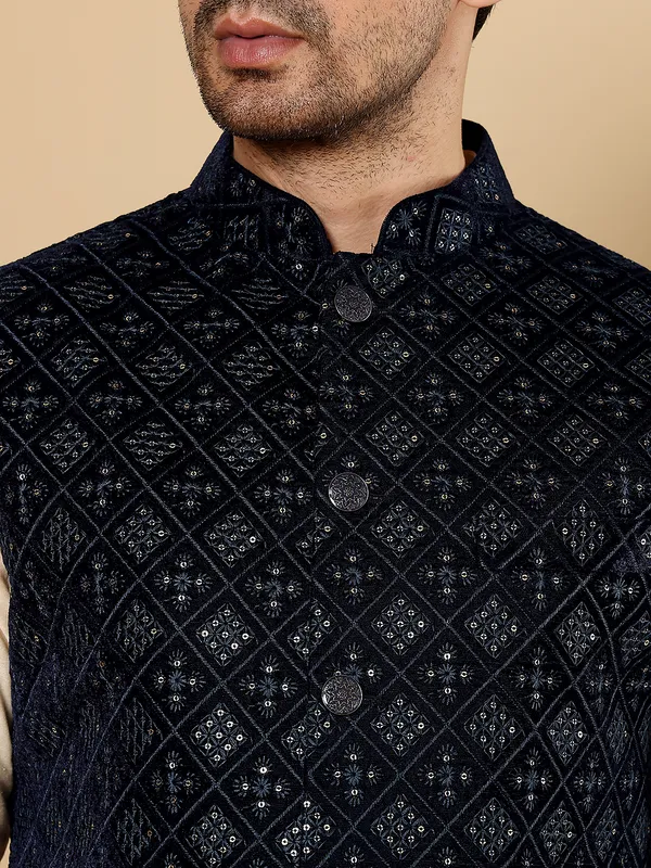 Men's_Black_Embroidered_Nehru_Jacket