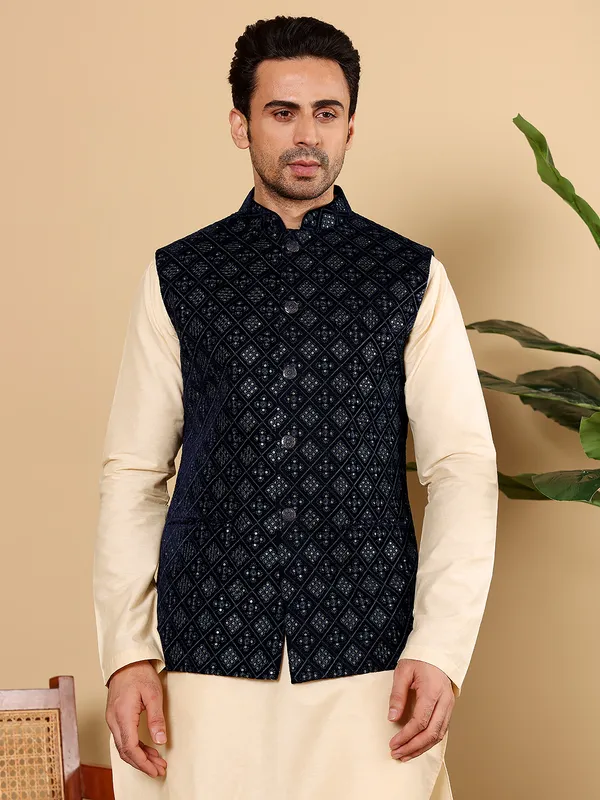 Men's_Black_Embroidered_Nehru_Jacket