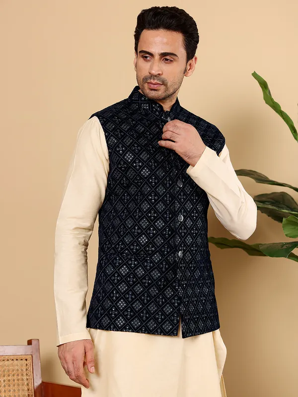 Men's_Black_Embroidered_Nehru_Jacket