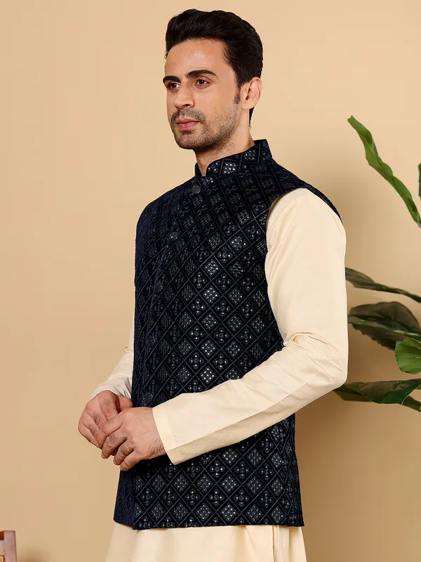 Men's_Black_Embroidered_Nehru_Jacket