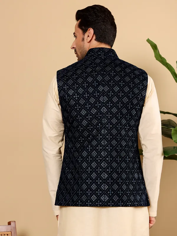 Men's_Black_Embroidered_Nehru_Jacket
